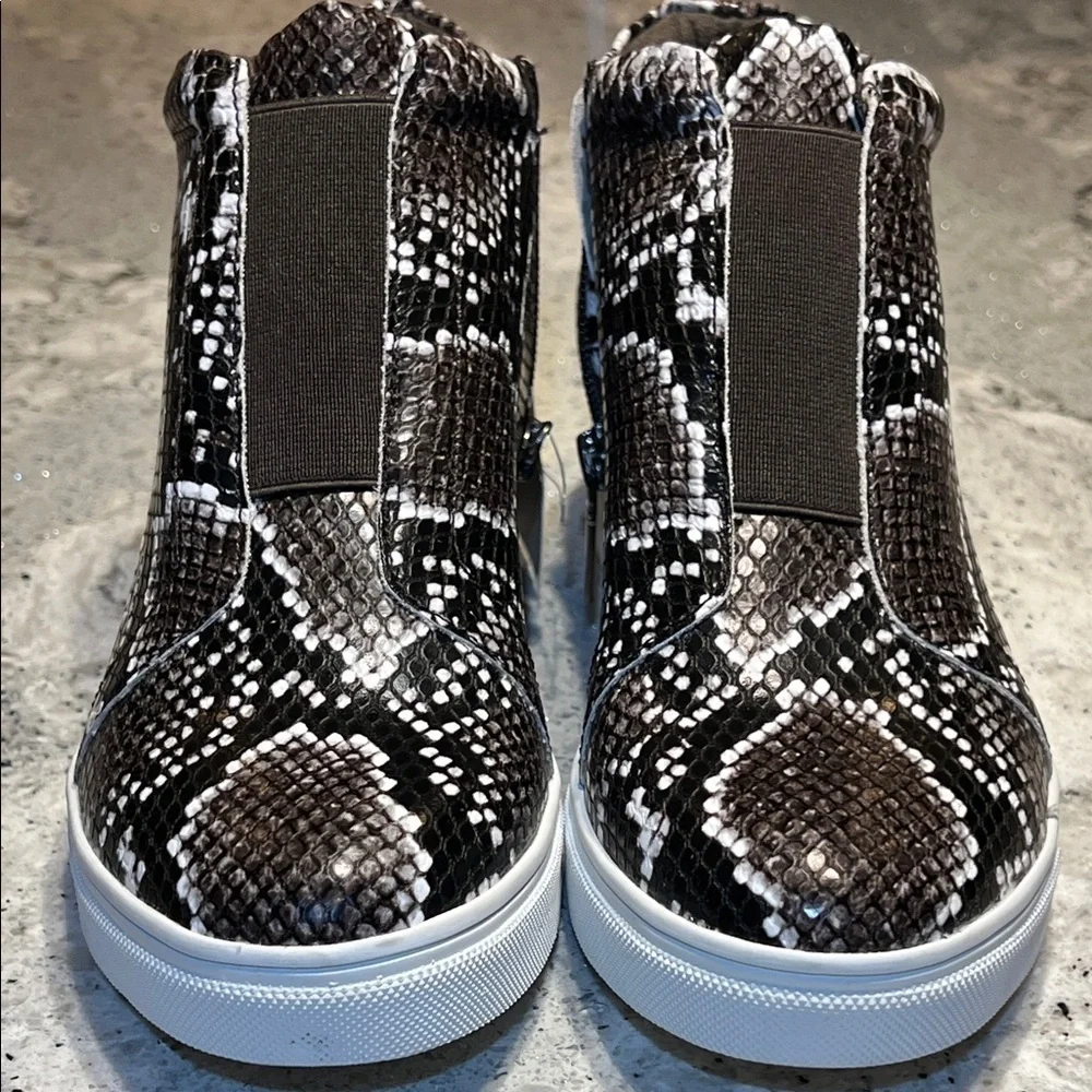 Aqua College Waterproof Snake Print Sneakers Size 8